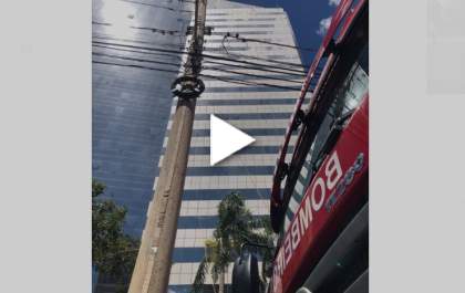 Bombeiros fazem simulado de resgate em altura a operário no New York Tower
