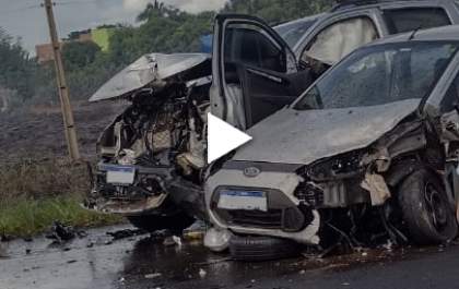 Fumaça de incêndio provoca colisão entre 5 veículos em rodovia
