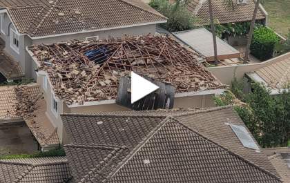 Explosão destrói telhado de residência em condomínio no Nova Iorque