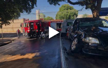 Carro capota após bater em outro parado na Torres Homem