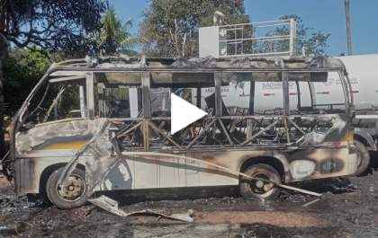 Incêndio destrói ônibus de estudantes em Aracanguá