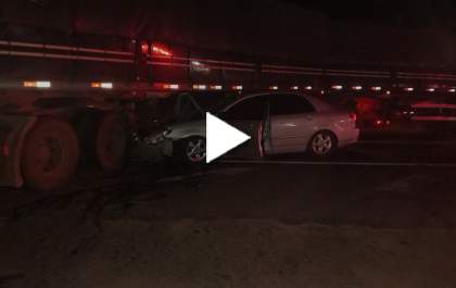 Carro bate em caminhão que cruzava a Elyeser