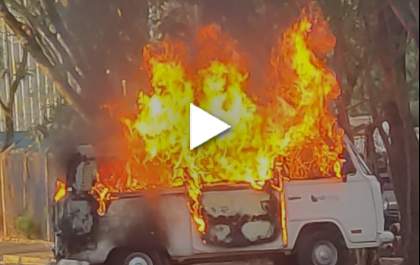 Fogo destrói Perua Kombi em rua de Araçatuba