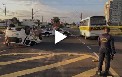 Carro capota após ser atingido por outro em cruzamento no Concórdia