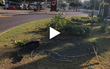 Carro invade rotatória da avenida Brasília e causa danos