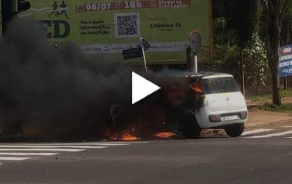 Carro pega fogo no cruzamento da João Gonçalves de Oliveira com Jary Mercante