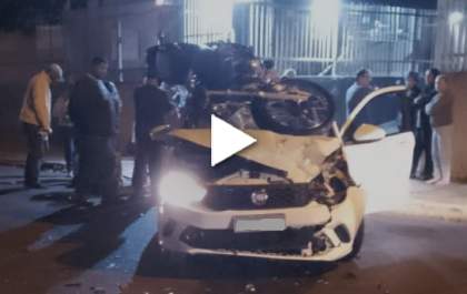 Moto sobe no teto de carro em colisão na rua Aviação