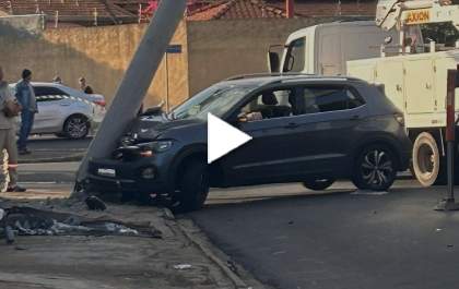 Carro bate em poste e interdita trânsito na João Arruda Brasil