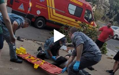Homem foge pela contramão após bater carro na traseira de moto em avenida de Araçatuba