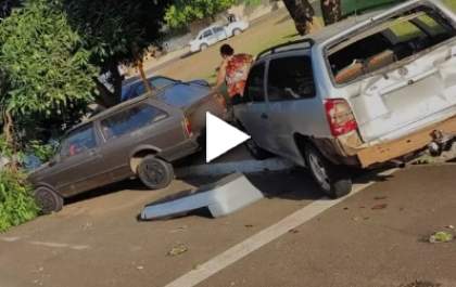 Caminhão desgovernado arrasta cinco carros em Lavínia