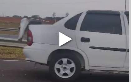 Carro bate em defensa metálica na Rondon em Birigui