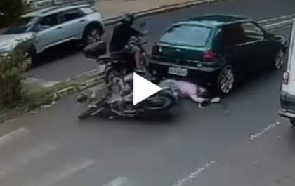 Motociclista fica ferido ao cair com Biz em avenida de Araçatuba