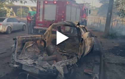 Incêndio e explosão destróem picape em rotatória de avenida em Araçatuba