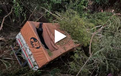 Motorista cai com caminhão dentro de córrego na Assis Chateaubriand