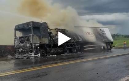 Incêndio destrói carreta carregada com carne na BR-153