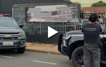 Homem que morreu baleado em lava jato havia participado de assalto a depósito de água; foram apreendidos 2 revólveres