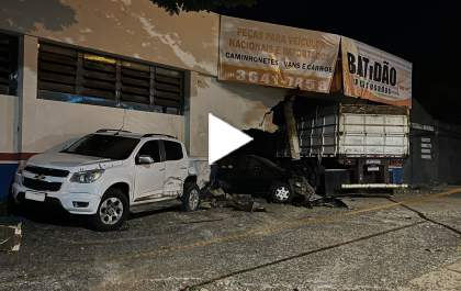 Caminhão desgovernado invade autopeças após bater em outros veículos em Birigui
