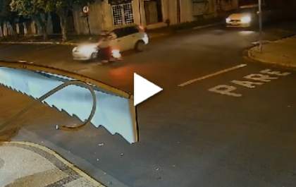 Mulher fratura a perna ao bater Biz em carro em cruzamento de Guararapes