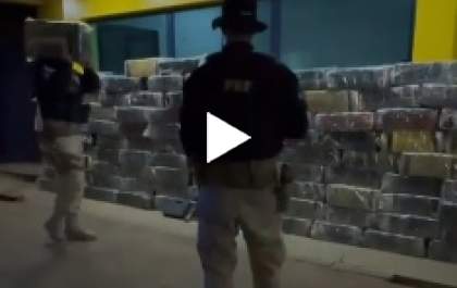 Dupla é presa pela PRF com quase 2 toneladas de maconha e armamento