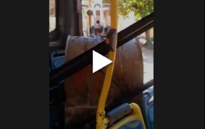 Pá de retroescavedeira entra dentro de ônibus do transporte coletivo em Araçatuba