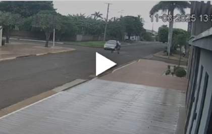 Criança em patinete elétrico é atropelada e arremessada por carro
