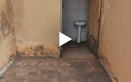 Morador mostra abandono de banheiro no Estádio Municipal