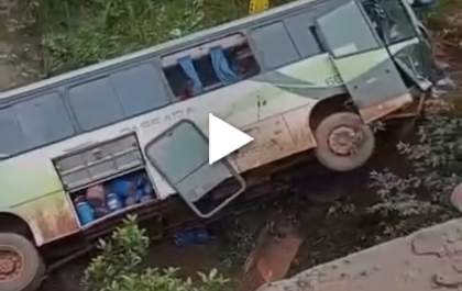 Ônibus que presta serviços florestais em empresa de Ribas cai de ponte; veja o vídeo