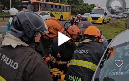Câmera de veículo de bombeiro registra capotamento de carro com gestante na Rondon em Araçatuba