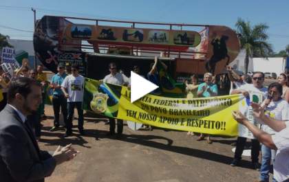 Vereadores usam manifestação para 'fazer política' e acabam sendo vaiados