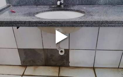 Diretora de escola quer descobrir quem destruiu encanamento de banheiro