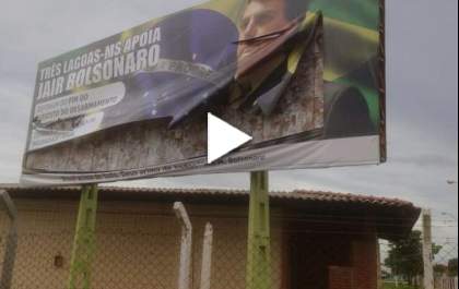 Rosto de Bolsonaro é cortado em outdoor; acredita-se que seja recado de anarquistas e antifascistas de TL