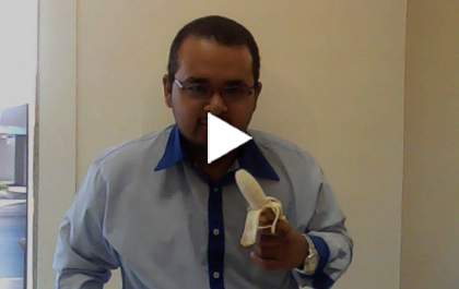 Onda de comer banana em protesto contra o racismo chega a TL