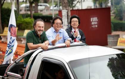 Carreata leva apoio a Dr Charles até debaixo de chuva