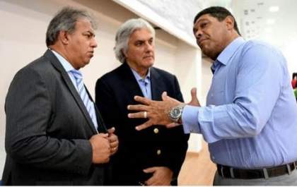 Delcídio busca benção do Apóstolo Valdemiro Santiago na Igreja Mundial
