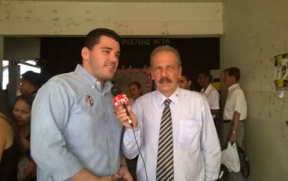 Animado, candidato a deputado federal Tonhão vota na Escola Maria Eulália