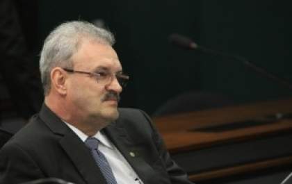 Deputados federais conseguiram reeleição, mas com votação menor