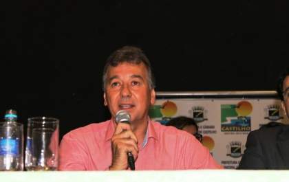 Joni é internado com cálculo renal, mas passa bem