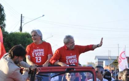Na presença de Lula, petistas tentam minimizar ausência de Dilma em MS