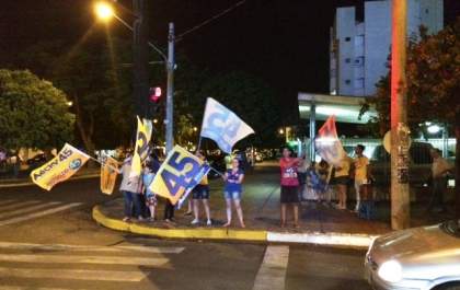 Jovens petistas e tucanos se mobilizam em favor de seus candidatos