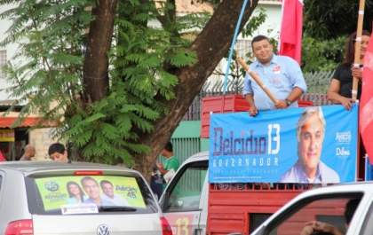 Políticos e militantes aproveitam últimas horas para conquistar votos