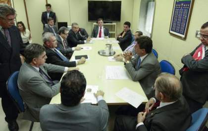 Moka articula apresentação de emendas da bancada junto com Azambuja