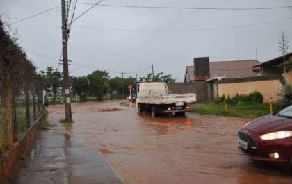 Prefeitura executa soluções paliativas para amenizar problemas de drenagem