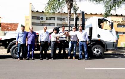 Governo de Andradina recebe caminhão prancha comprado junto com o Governo Federal