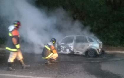 Motorista socorre amigo com veículo estragado e, depois, tem o próprio carro incendiado