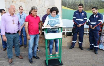 Prefeita assina termo para entrega de oito novos veículos