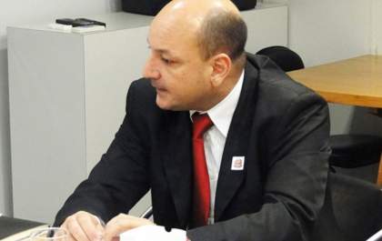 Moradora recorre à Justiça contra sujeira em terreno de prefeito