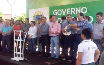 Em Água Clara, Reinaldo Azambuja lança a primeira obra de seu governo