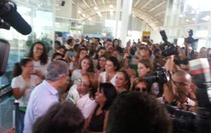 Governador chega a Três Lagoas e é ovacionado no aeroporto