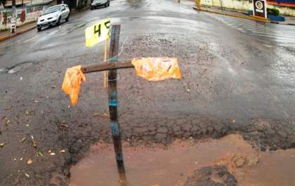Em protesto, morador coloca cruz na principal avenida de Castilho