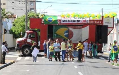 Manifestação contra Dilma começa tímida em Andradina